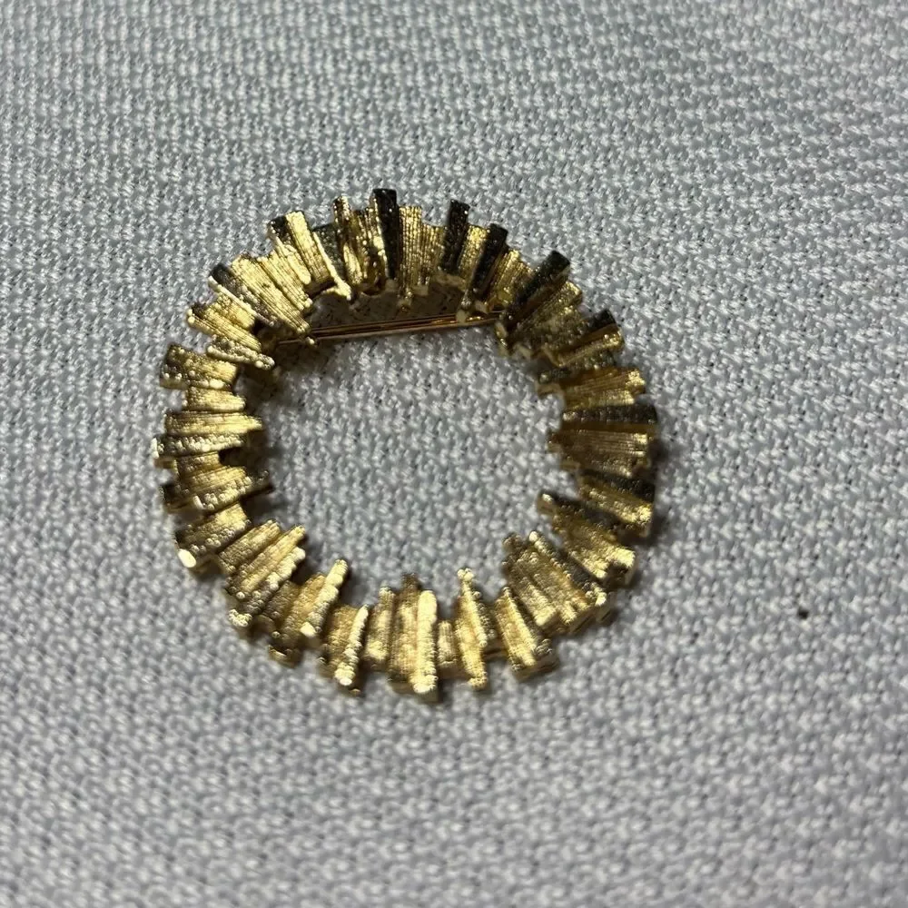 Vintage Goldtone Round Brooch Excellent Preloved Condition
